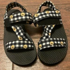 SOLD 🔴 Black gingham plaid sandals